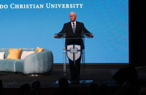 Mike Pence encourage le leadership chrétien à l'université