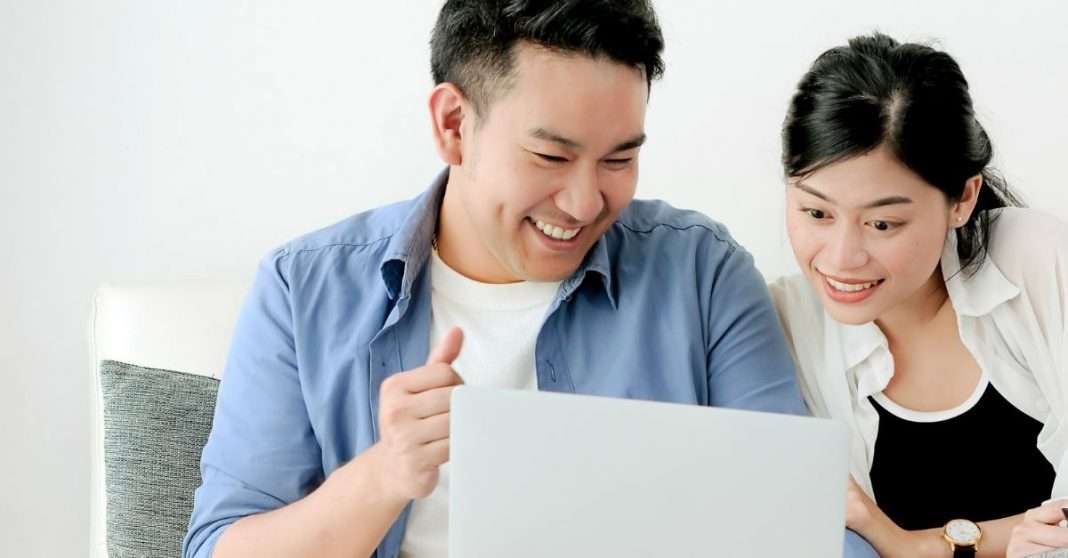 1564091248 69904 asian couple laptop gettyimages nuiiko