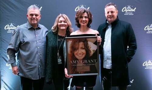 Amy Grant surprise avec un prix pour 1 milliard de