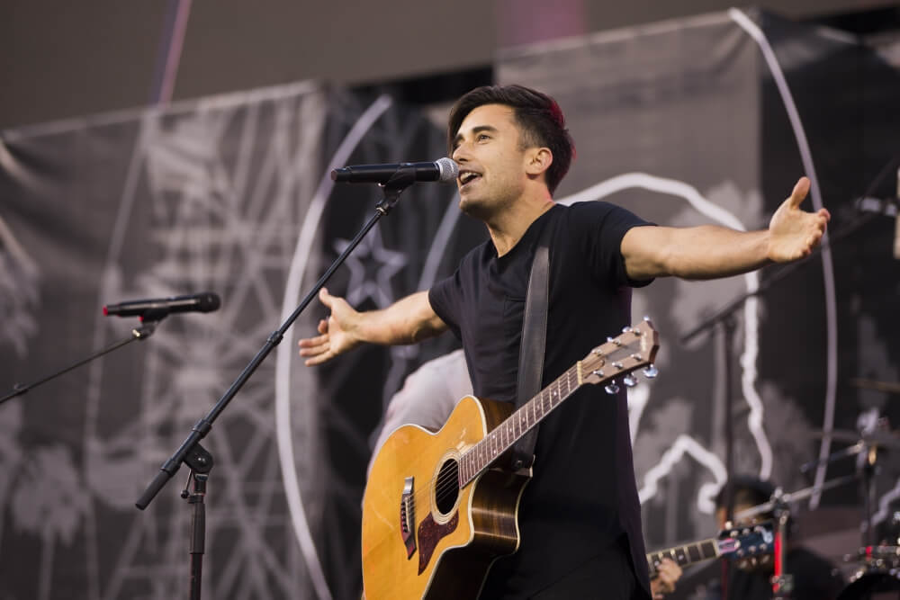 Phil Wickham et Brandon Lake disent que les jeunes ont soif d'un Évangile « authentique » et rejettent une prédication « astucieuse »
